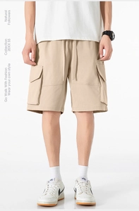 Détail d'un short cargo kaki avec taille élastique à cordon et grandes poches latérales