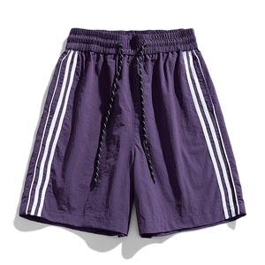 Pantaloncini sportivi da uomo viola scuro con tre strisce laterali ed elastico in vita