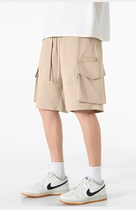 Détails du short cargo kaki avec grandes poches latérales et taille à cordon de serrage