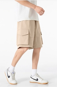 Détail d'un short cargo kaki avec poches latérales et taille ajustable à cordon