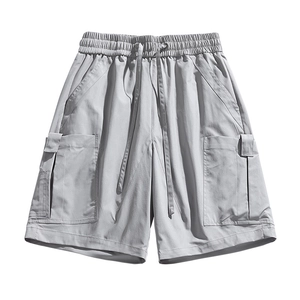 Short cargo d'été gris clair avec taille élastique à cordon et poches latérales à rabat