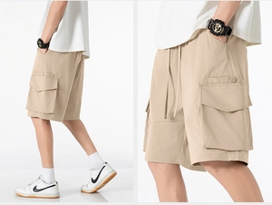 Détails du short cargo kaki avec taille élastique à cordon et grande poche latérale