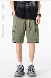 Détail du short cargo vert olive avec cordon de serrage et grandes poches à rabat
