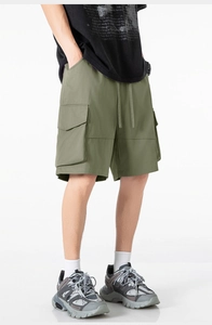 Détail du short cargo vert armée avec poches à rabat et taille à cordon de serrage réglable
