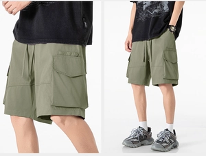 Vue détaillée du short cargo avec poches utilitaires et cordon de serrage à la taille