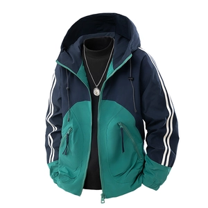 Giacca a vento con cappuccio da uomo blu e verde con strisce bianche sulle maniche