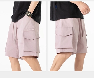 Détails du short cargo homme gris-violet avec taille à cordon et poches latérales à rabat