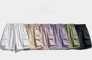 Détail de shorts cargo en plusieurs couleurs avec taille élastique à cordon et grandes poches