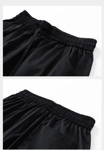 Détails du short cargo noir avec taille élastique et cordons de serrage réglables