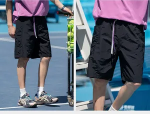 Dettaglio dei pantaloncini neri da uomo ad asciugatura rapida con coulisse viola ed elastico