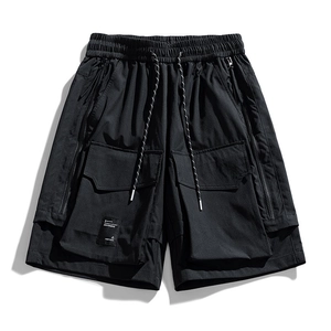 Short cargo techwear noir pour homme avec grandes poches à rabat et taille élastique à cordon