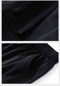 Détails du short noir montrant la taille élastique, les poches et la texture sergé