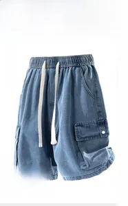 Gros plan sur le short cargo en jean bleu clair avec tissu respirant et poches latérales