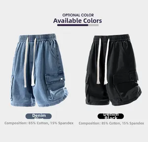 Détail du short cargo en denim bleu et noir avec étiquette en coton à 85 pour cent
