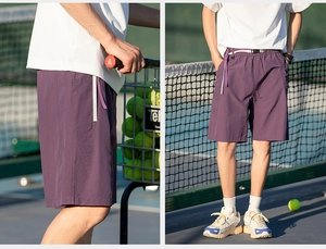 Dettaglio dei pantaloncini sportivi viola in tessuto traspirante con fibbia in vita