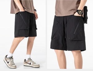 Dettaglio dei pantaloncini cargo urban con tasche a cerniera diagonali e patte laterali