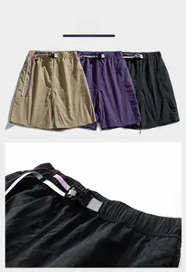 Dettaglio dei pantaloncini tattici ad asciugatura rapida con fibbia e vita elastica