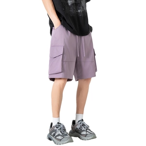 Short cargo violet pour homme avec taille élastique à cordon et poches à rabat sur mannequin