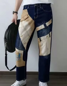 Detailansicht der dunkelblauen Herren-Jeans mit kreativem Trompe-l'oeil-Druck-Design