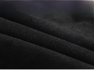 Nahaufnahme von schwarzem Denim-Stoff mit knitterfreier und atmungsaktiver Textur