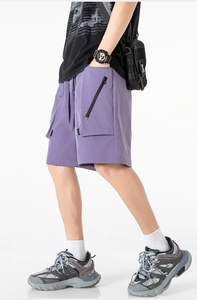 Dettaglio dei pantaloncini cargo lavanda con tasche con zip e coulisse in vita