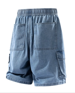 Détail du short cargo en jean avec taille élastique et grandes poches arrière cargo