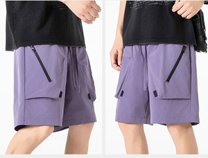 Dettaglio di pantaloncini cargo viola con elastico in vita e grandi tasche con cerniera