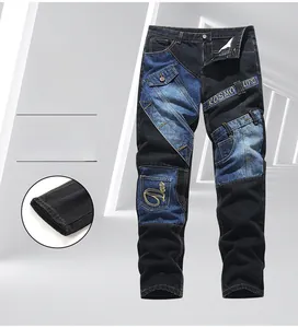 Detail einer schmal geschnittenen schwarzen Jeans mit blauen Patches und Kontrastnähten