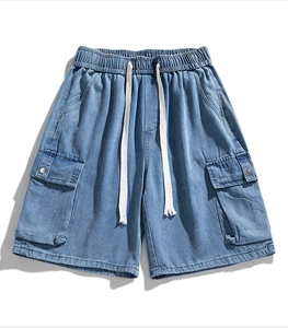 Détails du short cargo en jean bleu délavé avec taille élastique à cordon et grandes poches