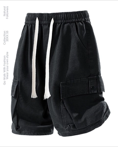 Détail du short cargo noir avec taille élastique à cordon et grandes poches latérales