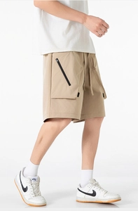 Dettaglio dei pantaloncini cargo kaki con cerniera laterale impermeabile e coulisse