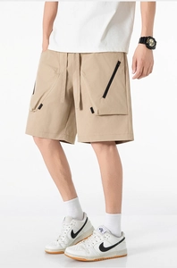 Primo piano dettagliato di pantaloncini cargo kaki con tasche laterali e coulisse in vita