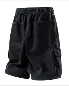 Détail du short cargo en jean noir ample avec taille élastique et grandes poches plaquées