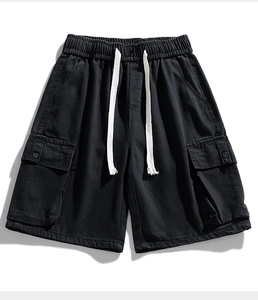 Détail de la taille élastique avec cordon de serrage blanc sur short cargo noir en denim