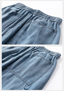 Détail du short cargo en jean bleu avec taille élastique et poches arrière renforcées