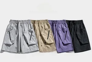 Dettaglio in piano di pantaloncini casual in quattro colori con coulisse e zip
