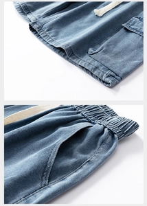 Vue détaillée de la taille élastique avec cordon en coton sur le short cargo en jean