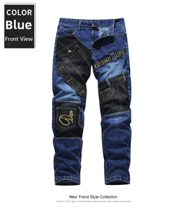 Detail der blauen Patch-Jeans mit gelber KOSMO LUPO Stickerei und Ziertaschen