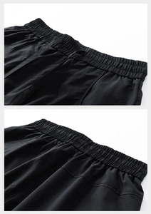 Vista dettagliata della fascia elastica e del cordoncino piatto sui pantaloncini neri