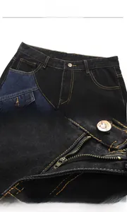 Detailansicht der Jeans-Taille mit orangefarbenen Kontrastnähten und blauem Patchwork