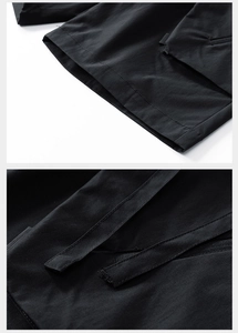 Dettaglio delle cuciture rinforzate e delle cinghie tattiche in nylon sui pantaloncini cargo