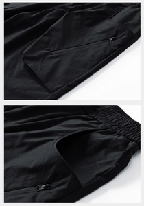 Dettaglio dell'elastico in vita e delle tasche con zip sui pantaloncini cargo neri