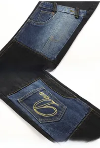 Details von Color-Block-Patchwork-Denim mit gelber Stickerei und Kontrastnähten