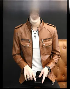 Détail de la veste en cuir marron foncé avec col montant et fermeture éclair métallique