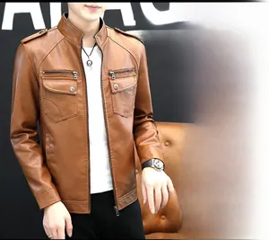 Détails d'une veste de moto marron en similicuir ajustée avec fermetures éclair métalliques