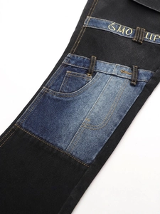 Schmale Herrenjeans in Schwarz mit blauen Denim-Patches und gelber Stickerei