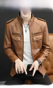 Détails de la veste slim en similicuir marron avec col montant et poches zippées pour hommes