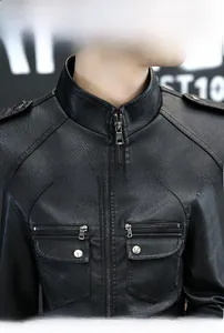 Détails de veste en similicuir noir avec col montant, épaulettes et poches zippées