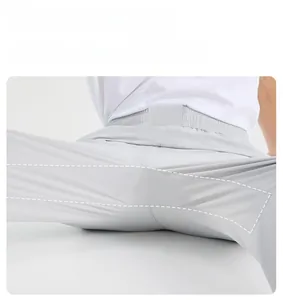 Detail des 3D-Schritt-Designs bei hellgrauer, schnelltrocknender Stretch-Sporthose
