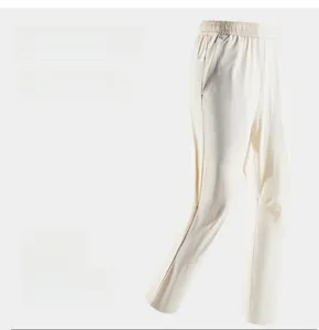 Detailansicht von Elastikbund und cremefarbenem Stretchstoff dieser Freizeithose